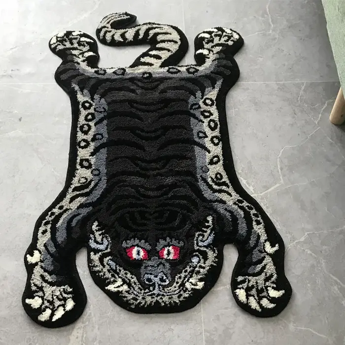 Grand tapis tibétain noir épais en forme de tigre