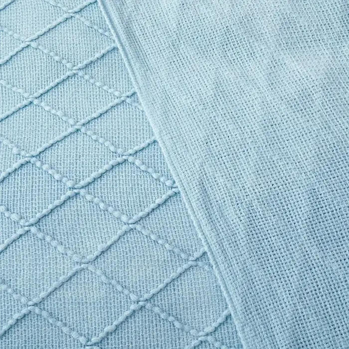 Jeté en tricot bleu pour lits avec pompon, gris bleu uni, texture plaid, housse de canapé, décoration nordique pour la fin du lit, jeté doux pour la sieste