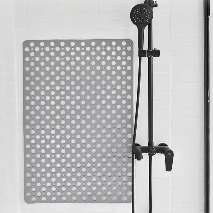 Tapis de bain avec trous de drainage