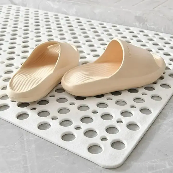 Tapis de bain avec trous de drainage
