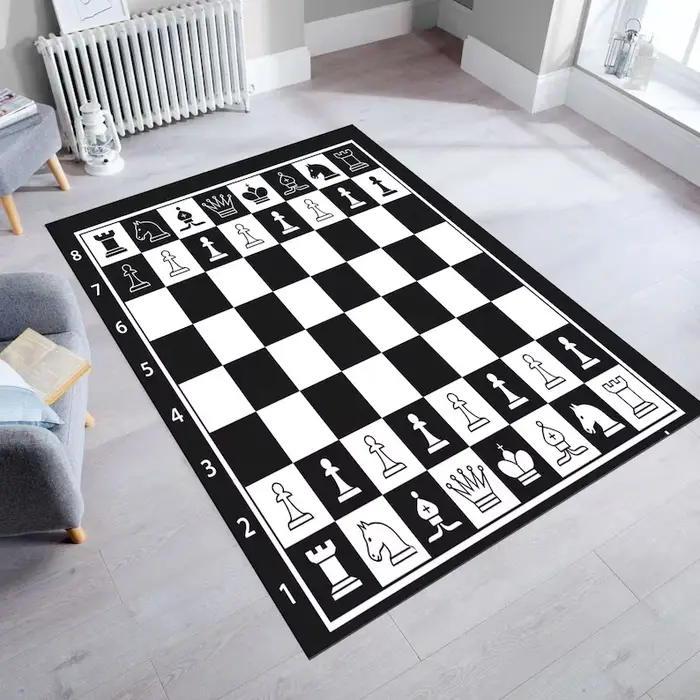 Tapis d'échecs baroque en marbre noir avec détails dorés pour la décoration de la salle de jeux