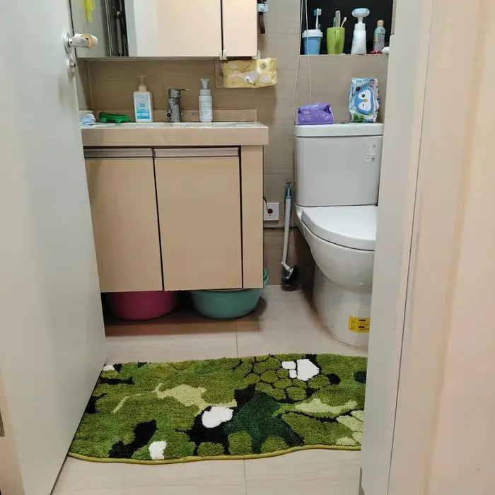 Tapis VIKAMA à imprimé mousse irrégulier