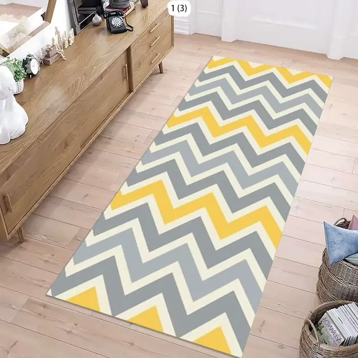 Tapis de couloir à motif chevrons noir et blanc