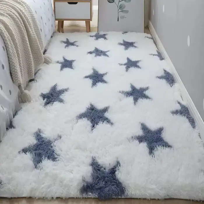 Tapis shaggy minimaliste VIKAMA au toucher soyeux