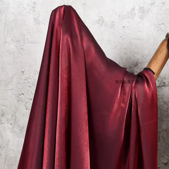 Bordeaux, satin de coton en soie glacée bicolore qui change de couleur