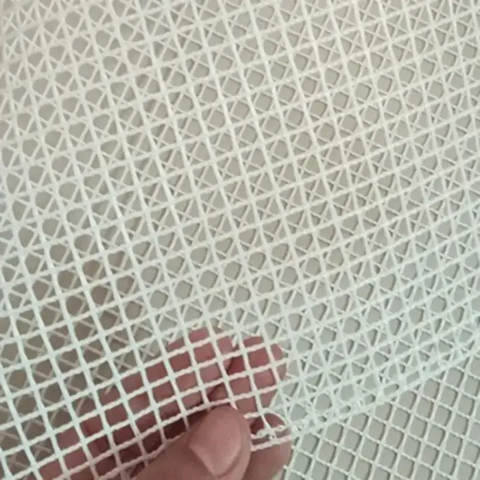 Toile de maille d'accrochage de tapis vierge
