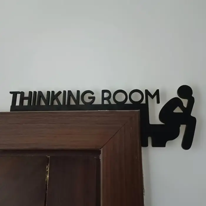 Décoration de porte avec lettres amusantes