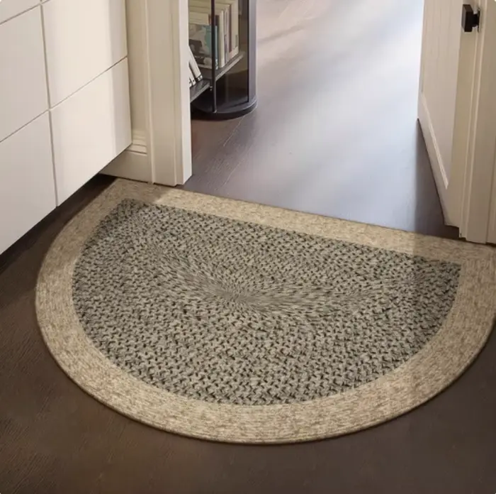 Tapis semi-circulaire à bordure tissée