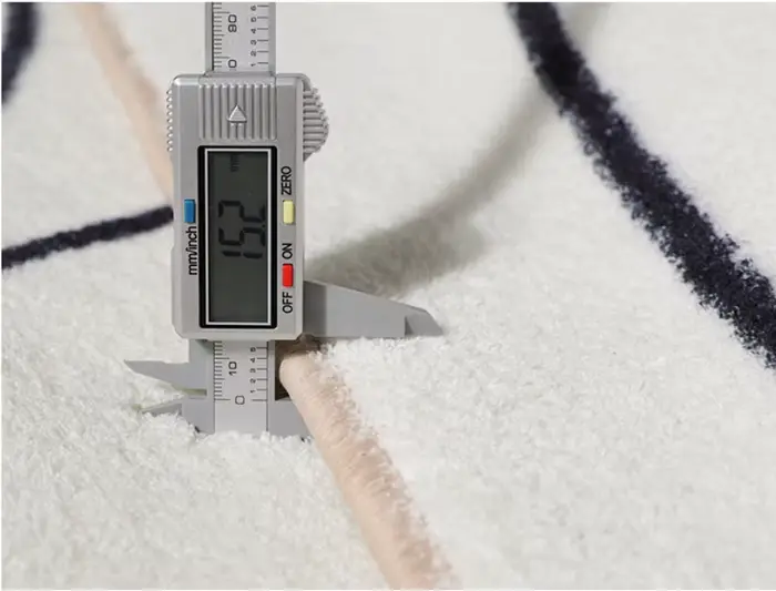 Tapis en peluche minimaliste moderne pour chambre à coucher