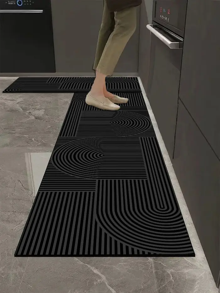Nouveaux tapis de cuisine et de salle de bain modernes avec base noire et motifs géométriques