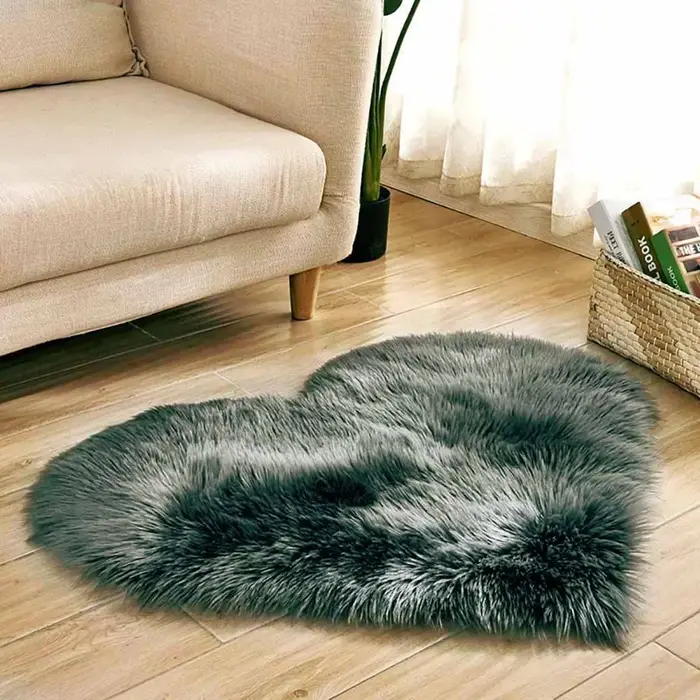 Tapis en fausse fourrure en forme de cœur pour chambre à coucher