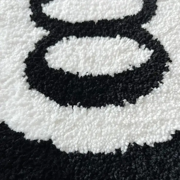 Tapis en peluche noir à 8 balles
