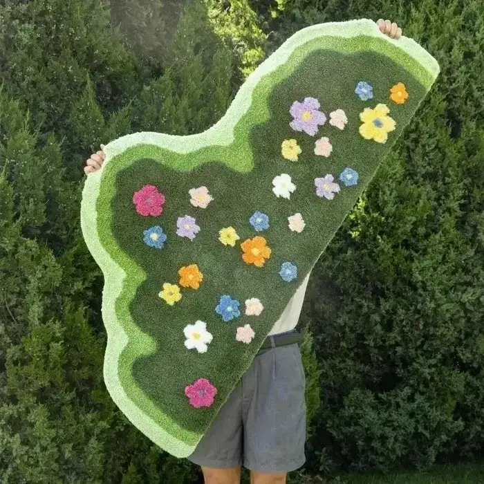 Tapis d'intérieur VIKAMA à motif floral vert irrégulier