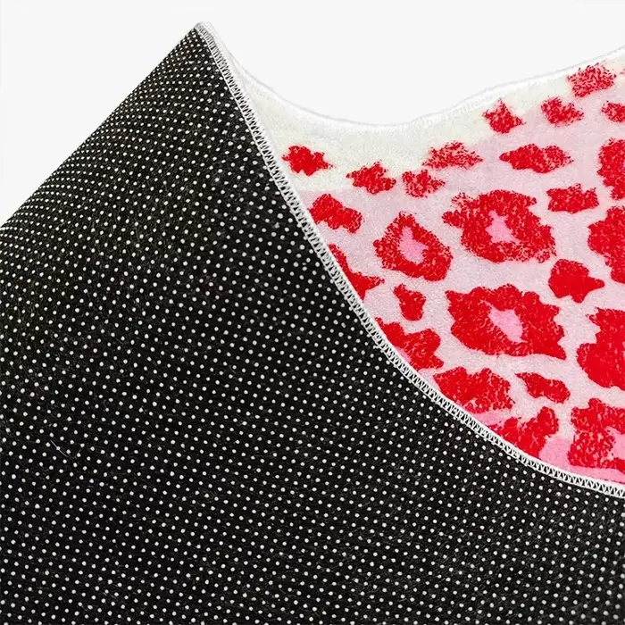 Tapis rose à motif léopard