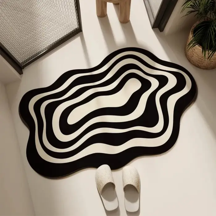 Tapis à rayures noires et blanches pour salon