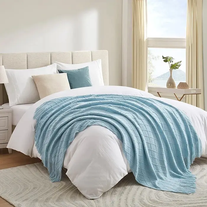 Jeté en tricot bleu pour lits avec pompon, gris bleu uni, texture plaid, housse de canapé, décoration nordique pour la fin du lit, jeté doux pour la sieste