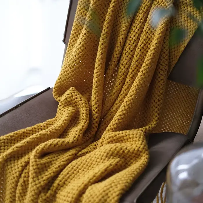 Plaids tricotés jaune moutarde pour canapé