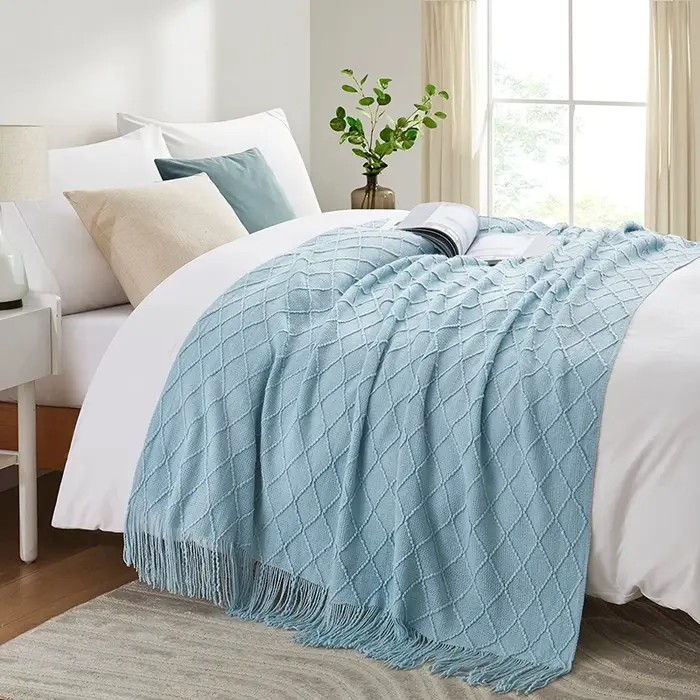 Jeté en tricot bleu pour lits avec pompon, gris bleu uni, texture plaid, housse de canapé, décoration nordique pour la fin du lit, jeté doux pour la sieste