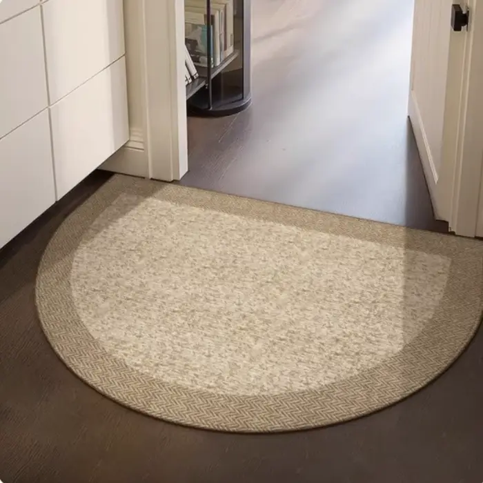 Tapis semi-circulaire à bordure tissée