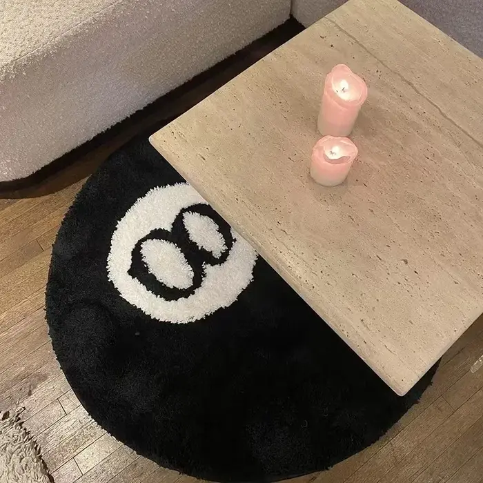 Tapis en peluche noir à 8 balles