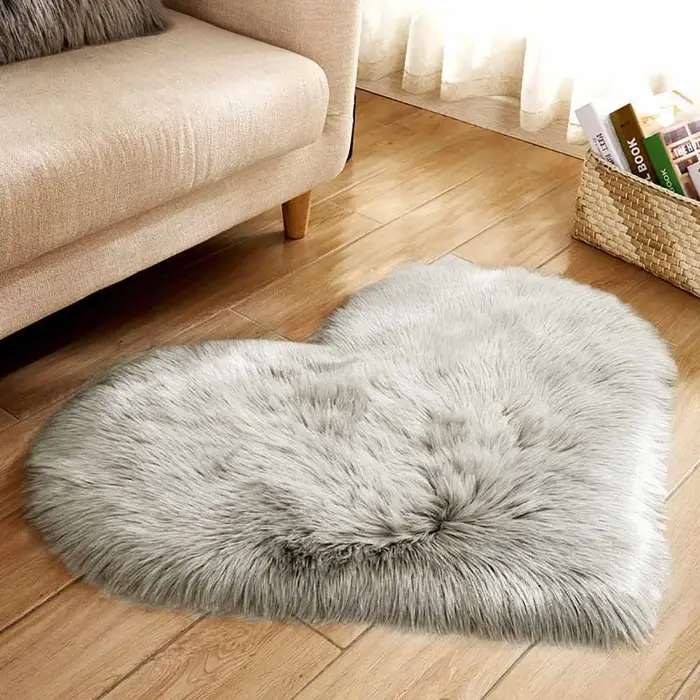 Tapis en fausse fourrure en forme de cœur pour chambre à coucher