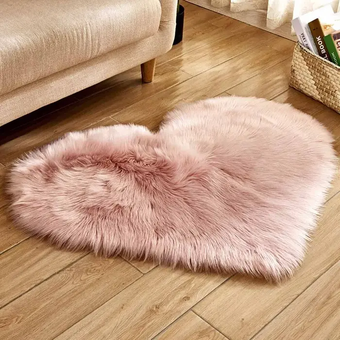 Tapis en fausse fourrure en forme de cœur pour chambre à coucher