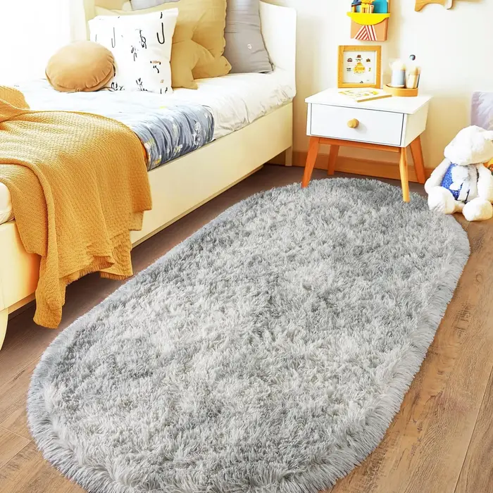 Tapis de chevet ovale en peluche gris clair