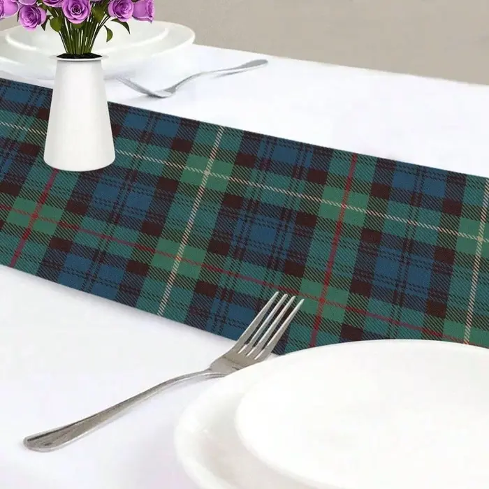 Chemin de table à motif tartan | Plaid noir bleu | Décor extérieur et d'automne | Polyvalent pour chambre à coucher et table à manger (impression plate)