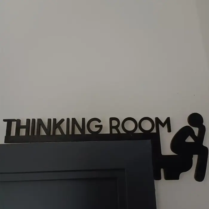 Décoration de porte avec lettres amusantes