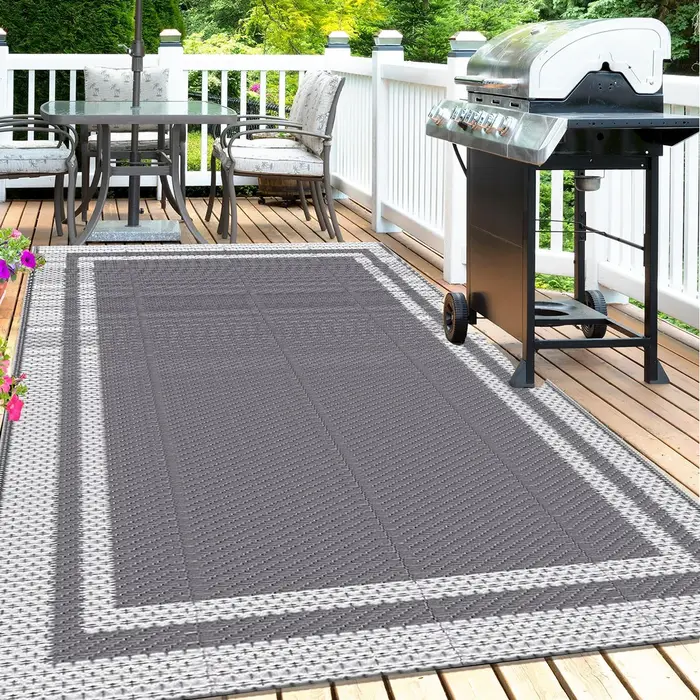 Tapis d'extérieur 6' x 9' avec chevilles au sol – Matériau PP durable, motif de grille gris et blanc