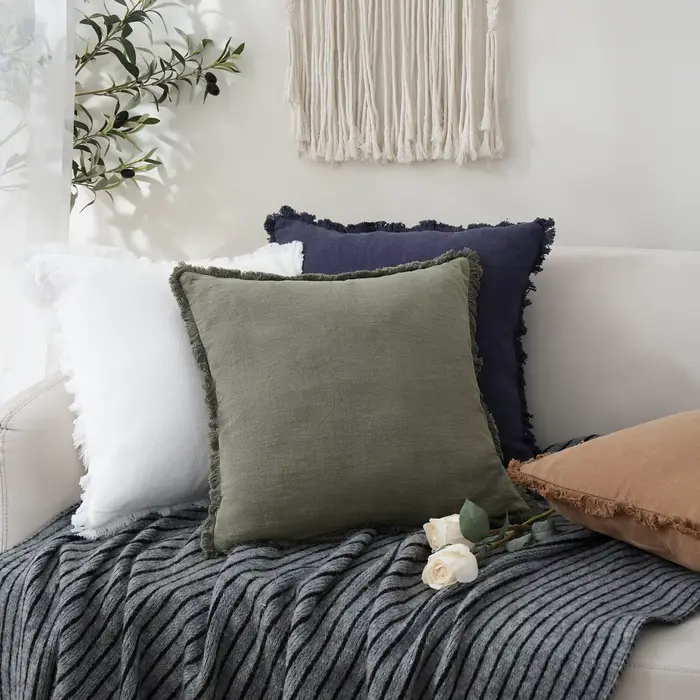 Housse de coussin lombaire décorative en lin vert olive avec franges et pompons