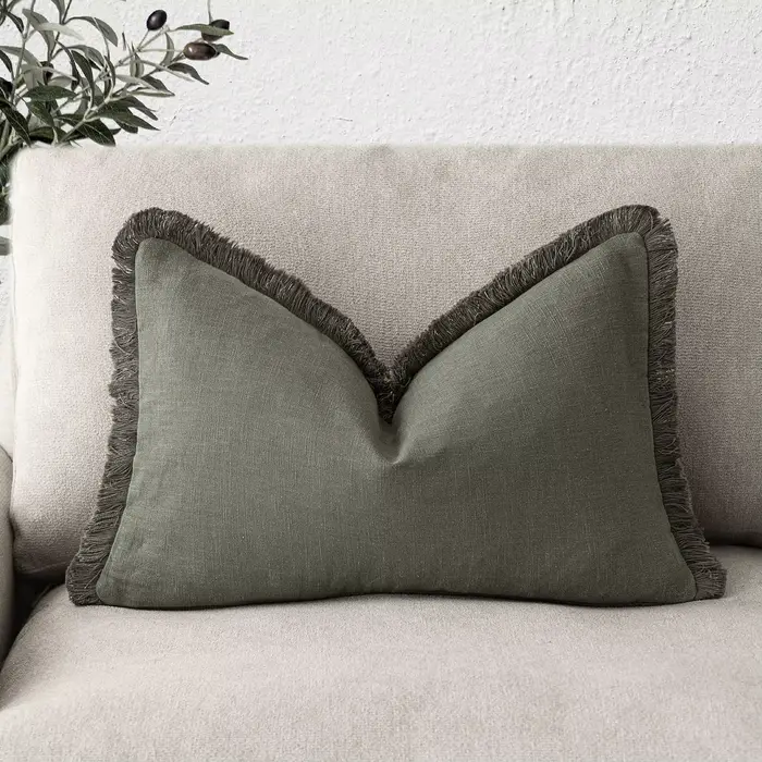 Housse de coussin lombaire décorative en lin vert olive avec franges et pompons