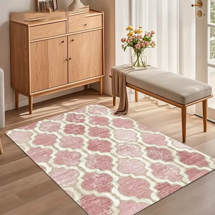 Tapis élégant rose poudré à motif quadrifoliaux avec finition vieillie